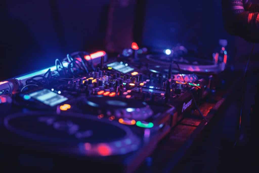 DJ